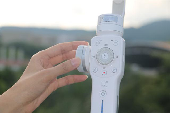 手机稳定器哪个牌子好，智云Smooth4手机稳定器好吗