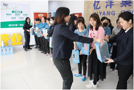 �����ҵ����Ů�ھ�ϲ���������У�����ǩ�գ�